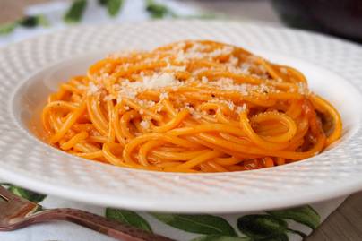 Isteni, krémes paradicsomos carbonara spagetti: olasz klasszikus másképp