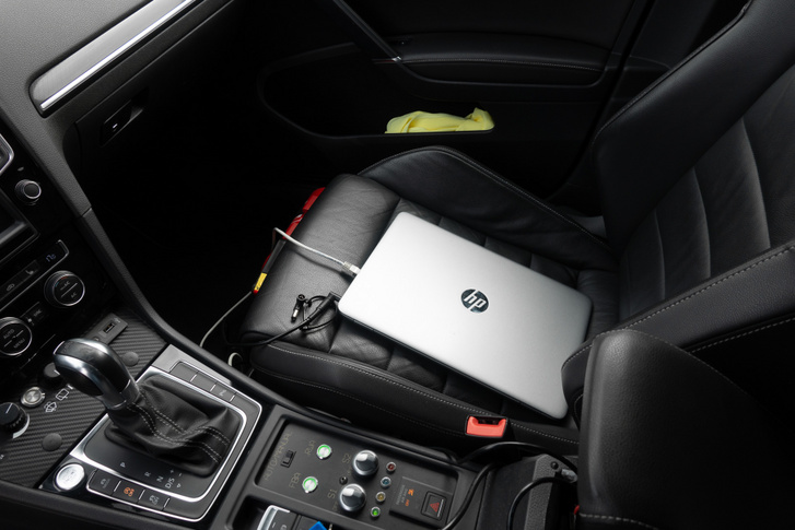Az elengedhetetlen laptop, amelyről a kísérleti Golf rendszerei kapcsolhatók
