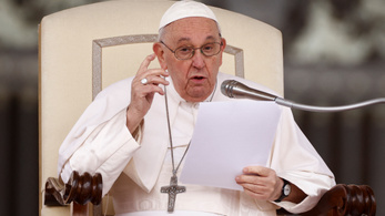 Ferenc pápa: Nincs kizárva a papi cölibátus eltörlése