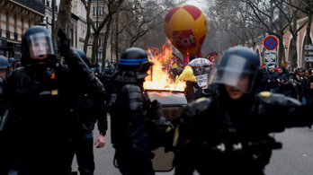 Nem nyugszanak a franciák, csaknem 400 ezren vonultak utcára a nyugdíjreform miatt