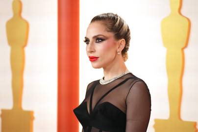 Lady Gaga smink nélkül lépett fel az Oscar-gála színpadán: nagy volt a kontraszt a vörös szőnyeges külsejéhez képest