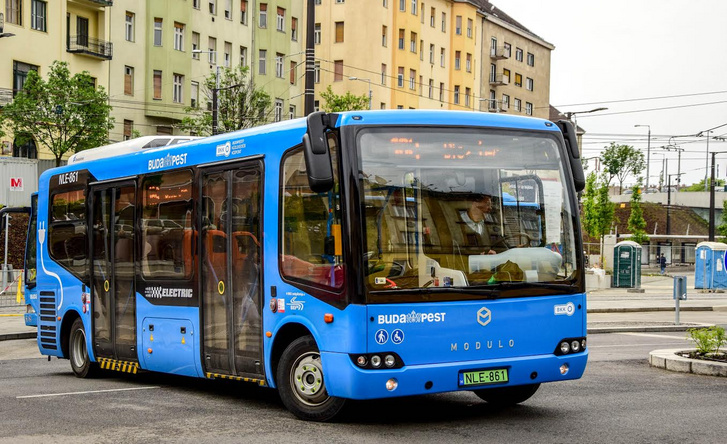 Eleinte másfél kilométeres kerülővel keringtek az új elektromos buszok a Széll Kálmán tér környékén, mert a nekik épített buszfordulóban nem tudtak megfordulni a C68-asok