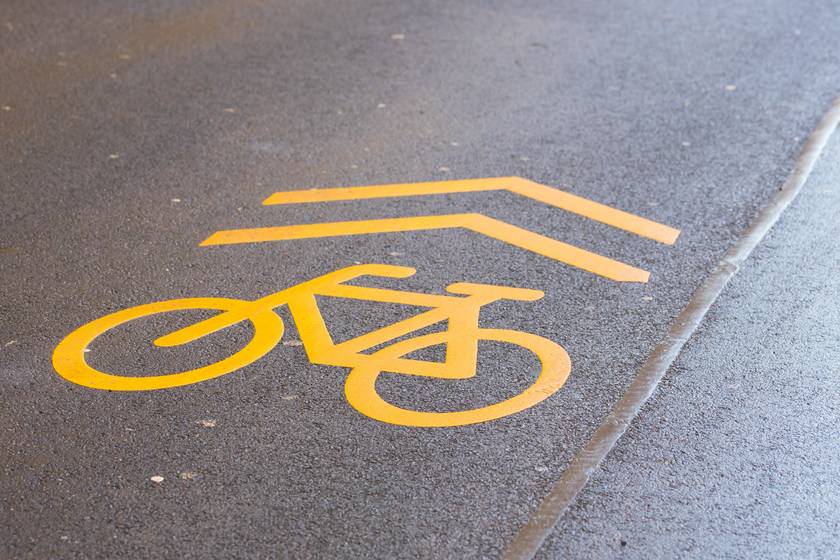 Ráhajthat az autós a kerékpáros nyomra? 3 burkolati jel, amit muszáj ismerni a közlekedés résztvevőinek