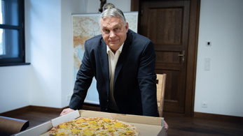 Orbán Viktor megmutatta, milyen a róla elnevezett pizza
