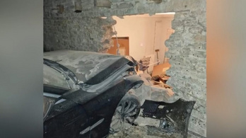 130-cal csapódott családi házba egy autó Csepelen