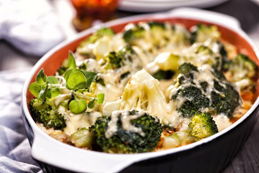 Tepsiben sült brokkoli és karfiol sűrű szósszal: laktató és egészséges ebéd