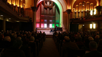 A telt házasnál is nagyobb koncertet adott Kanadában a magyar zongoravirtuóz fiú
