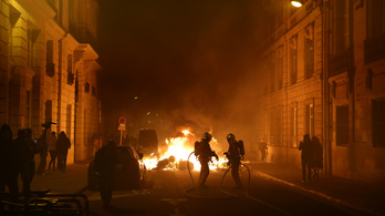 Könnygázzal és vízágyúval próbálják megfékezni a párizsi tüntetőket