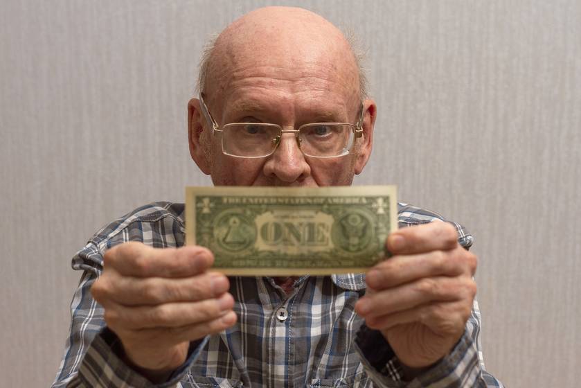 Kirabolt egy bankot, és csak egyetlen dollárt vitt magával a 65 éves férfi: különös oka volt rá