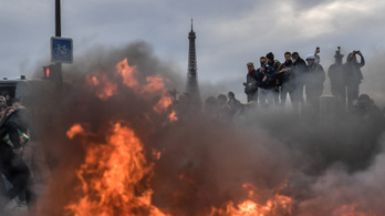 Több mint kétszáz embert vett őrizetbe a francia rendőrség a nyugdíjreform elleni tüntetésen