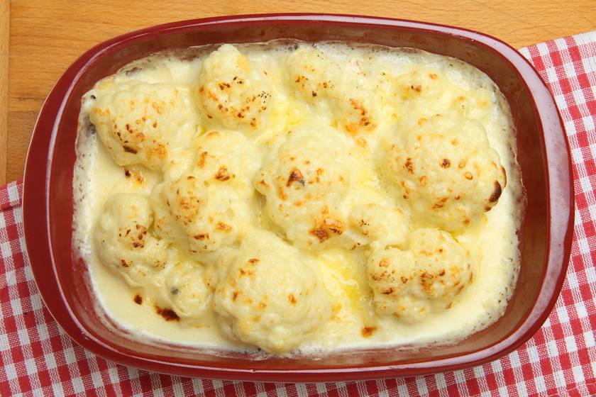 Krémes rakott karfiol csirkemellel: selymes besamel és pirult sajt borítja
