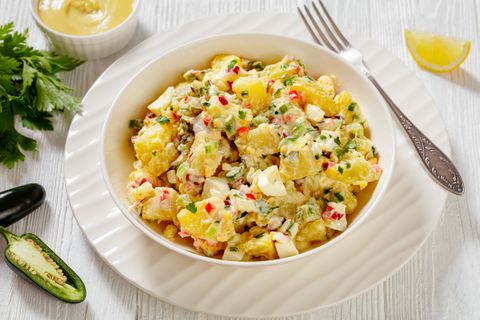 Színpompás tavaszi krumplisaláta tojással és zöldségekkel: tartármártás fogja őket össze