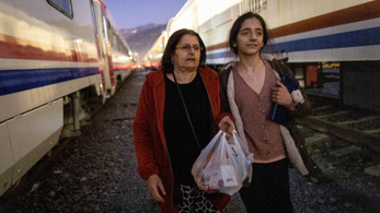 Kényszerotthonná lett a pályaudvar több ezer törökországi túlélőnek