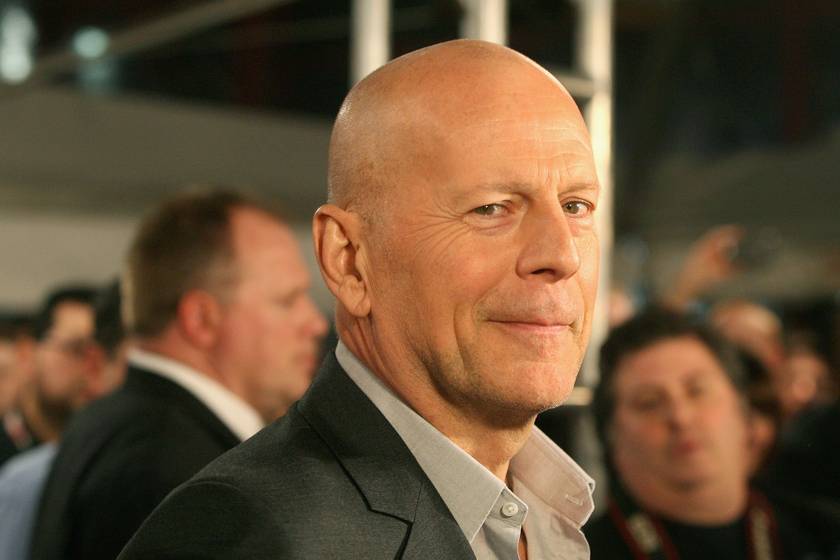 Videón, ahogy Bruce Willist felköszöntötte családja szülinapján: a rajongók is megkönnyezték a felvételt