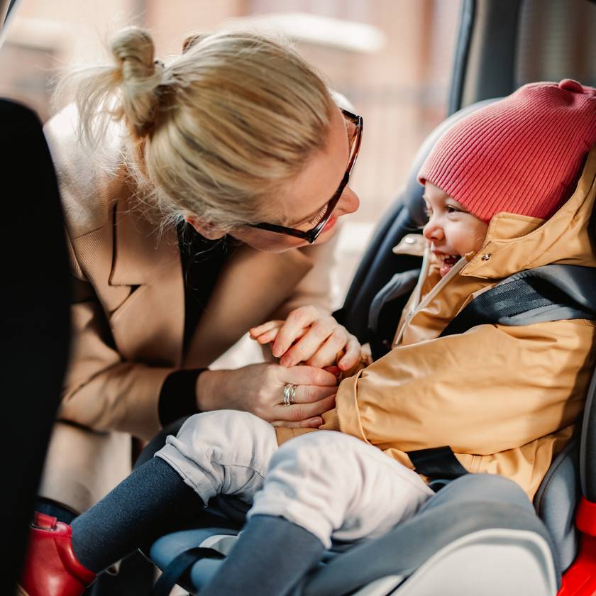 Tilos így becsatolni a gyereket az autósülésbe! 3 gyakori hiba, amit sok szülő elkövet