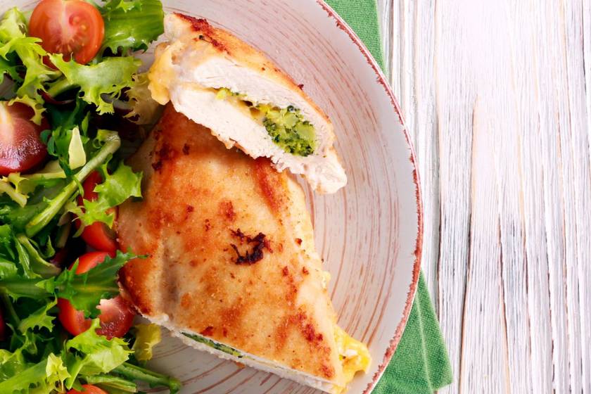 Fűszeres pácban sült, szaftos csirkemell: brokkolival és sajttal töltve még finomabb