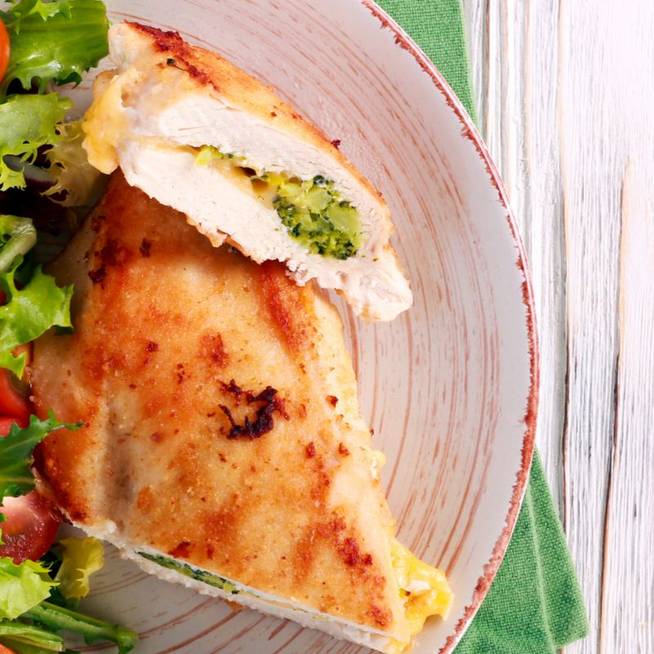 Fűszeres pácban sült, szaftos csirkemell: brokkolival és sajttal töltve még finomabb
