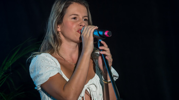 Újabb boldogtalan énekesnő követte Tóth Andi példáját