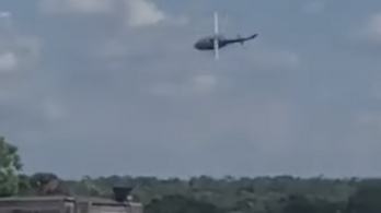 Videón, ahogy földbe csapódik az eszeveszettül pörgő katonai helikopter