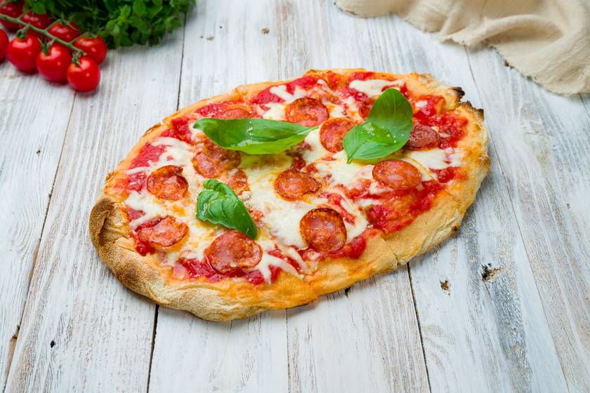 Római stílusú házi pizza tepsiben sütve: jó sok kolbásszal pakold meg a tetejét