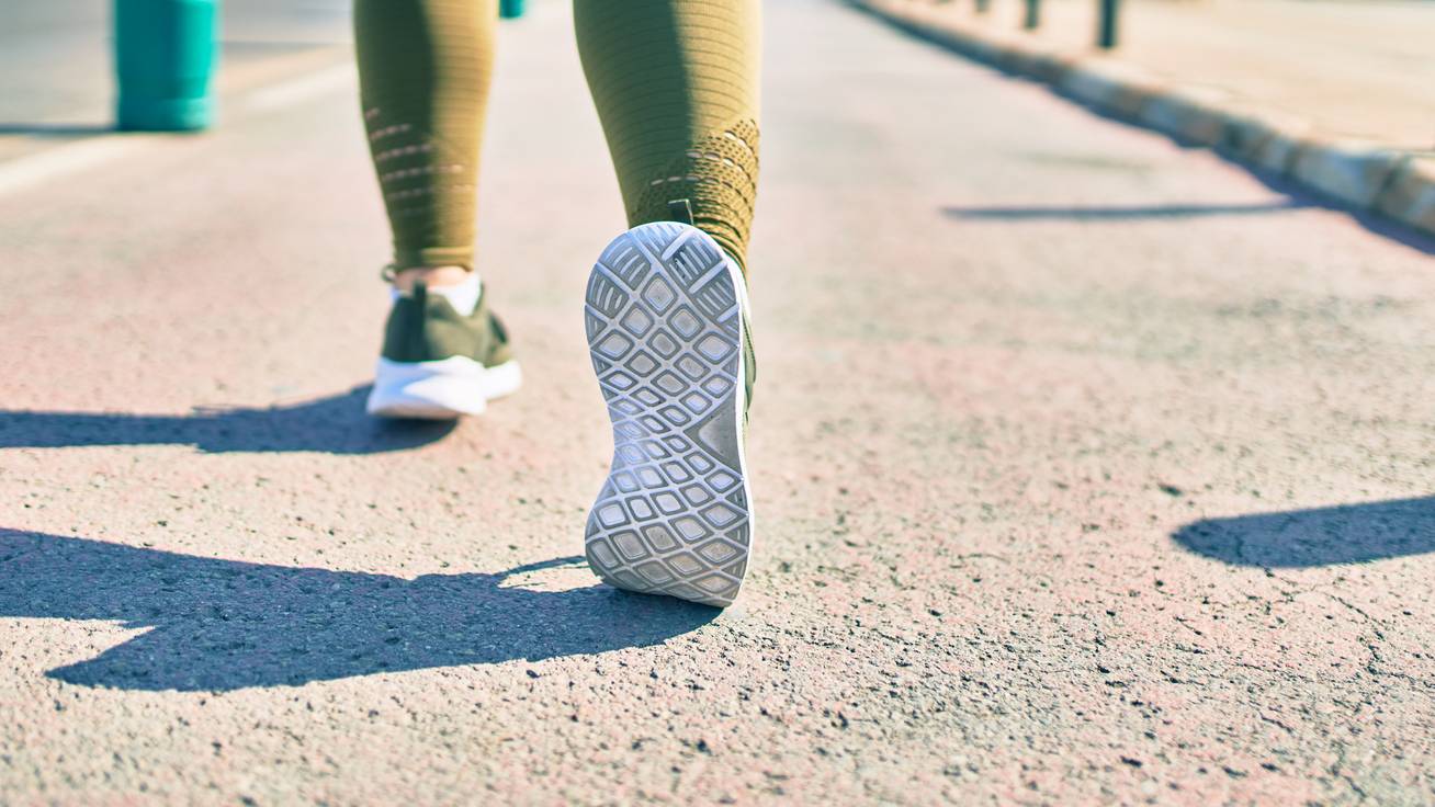 Serkenti az agyműködést, csökkenti a derékfájdalmat: te próbáltál már így gyalogolni?