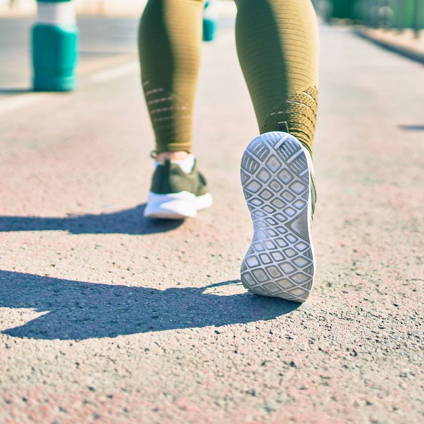 Serkenti az agyműködést, csökkenti a derékfájdalmat: te próbáltál már így gyalogolni?