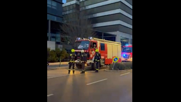 Felcsapott a füst Budapesten, tűzoltók lepték el a MOM Park környékét