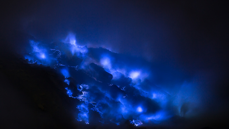 Kék színű láva tört ki egy vulkánból