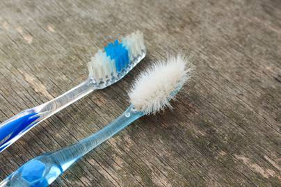 Maximum ennyi ideig szabadna használni egy fogkefét: utána olyan, mintha fogat sem mosnál