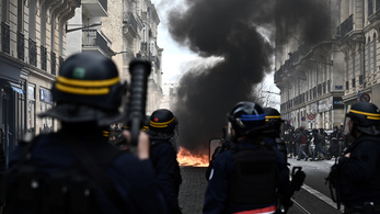 Felgyújtották a bordeaux-i városházát a nyugdíjreform ellen tüntetők
