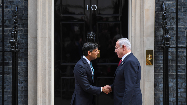 Tüntetők fogadták Netanjahu izraeli kormányfőt Londonban