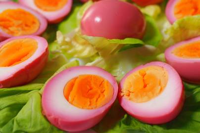 Céklával színezett, savanyított tojás: mutatós fogás a húsvéti hidegtálra