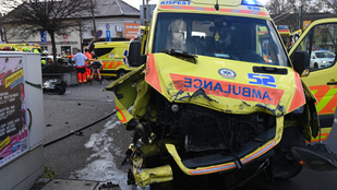 Mentőautó és személygépkocsi ütközött Kispesten, négyen megsérültek