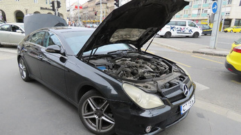 Elloptak egy autót Budapesten, másnap egy urnával együtt találták meg