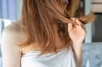 Ritkává, fakóvá teszi a hajat, ha sokat eszel ebből - 8 étkezési szokás, ami növeli a hajvesztést, és káros a tincsekre