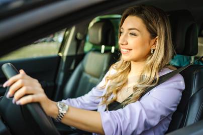 8 KRESZ-kérdés az autósoknak: kell-e indexelni kanyarodó főútvonalon való továbbhaladásnál?