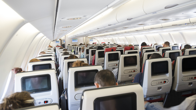 Mi történik, ha valaki meghal a repülőn utazás közben?