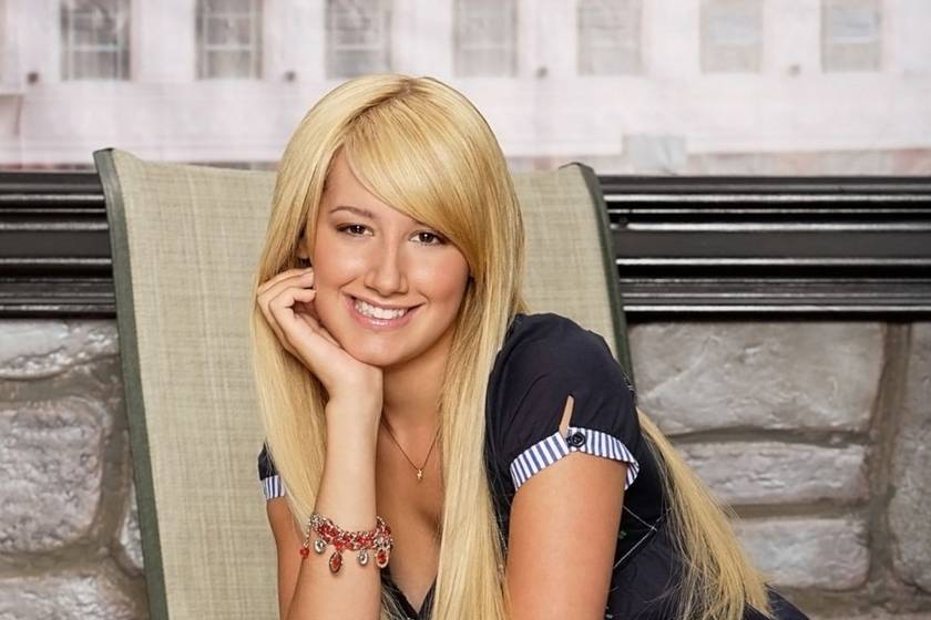 A High School Musical egykori tinisztárja barnára festette szőke tincseit: így fest új frizurájával Ashley Tisdale