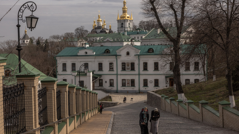 1000 oroszbarátnak bélyegzett szerzetest akar utcára tenni Kijev