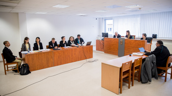 Ismét berendelték a bíróságra a Karinthy gimnázium kirúgott tanárait