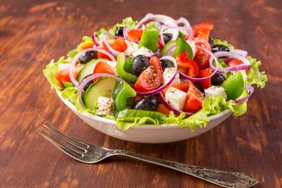 Színpompás tavaszi görög saláta roppanós zöldségekkel: zöldfűszeres öntet kerül a tetejére