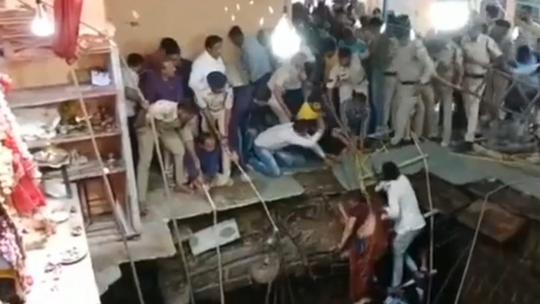 Beomlott egy hindu szentély kútja, többen meghaltak