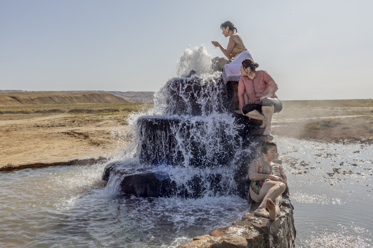 Küzdelem a vízért (Hosszú távú projekt - Ázsia): négy közép-ázsiai állam, Tadzsikisztán, Kirgizisztán, Üzbegisztán és Kazahsztán, évtizedek óta küzd a vízellátás koordinálásával a Szír darja és az Amu Darja folyókon. Az utóbbi években azonban a környezeti hatások miatt ez egyre nehezebb. A 2019 augusztusában készült képen egy, a kiszáradt Aral-tóból feltörő melegvizű forrásnál látható kazah nők. Az Aral tó egykor a világ negyedik legnagyobb tava volt, mára elvesztette vízkészletének 90 százalékát.
                        
                        