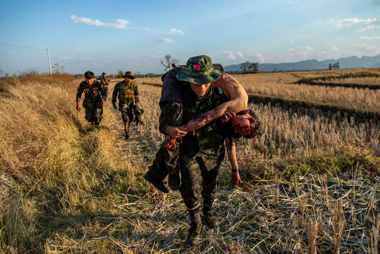 Összeszedik elesett bajtársaikat (Egyedi fotó - Délkelet-Ázsia és Óceánia):  A Népi Védelmi Erők (PDF) fegyveres ellenállói visszavonulóban összegyűjtik elesett bajtársaikat, miután összecsaptak a myanmari hadsereg alakulataival 2022 februárjában. A PDF együtt harcol más, etnikai és regionális alapon szervezett fegyveres csoportokkal, amelyek szintén szembenállnak a Myanmarban 2021-ben katonai puccsal hatalomra került juntával.