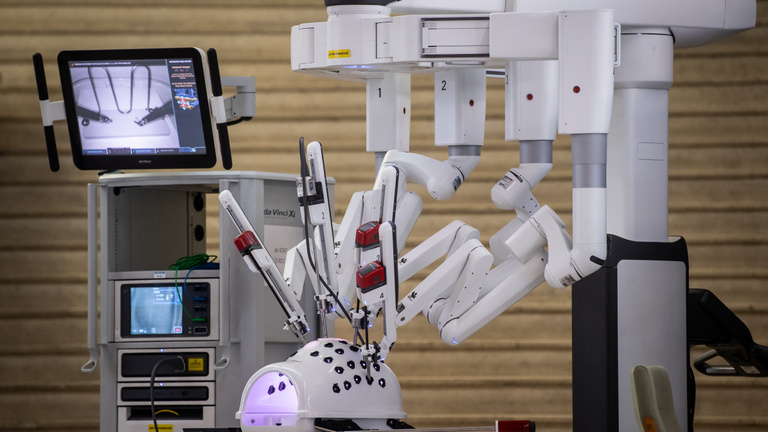 Közel ezer műtétet végeztek robotok itthon