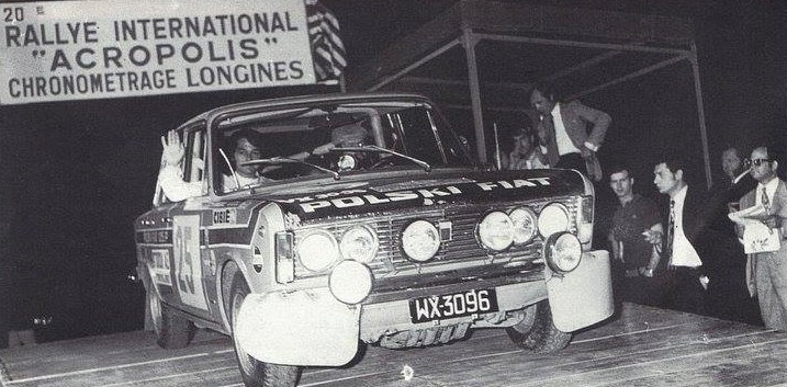 Az Acropolis rali startjánál az Andrzej Jaroszewicz és Andrzej Szulc páros a 25-ös rajtszámú kocsiban