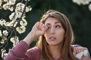 Súlyos látásromláshoz vezethet ez az ártalmatlan mozdulat az allergiaszezonban