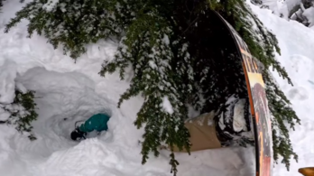 Meghökkentő felvétel: egy élve eltemetett snowboardost mentett meg az arra járó síelő