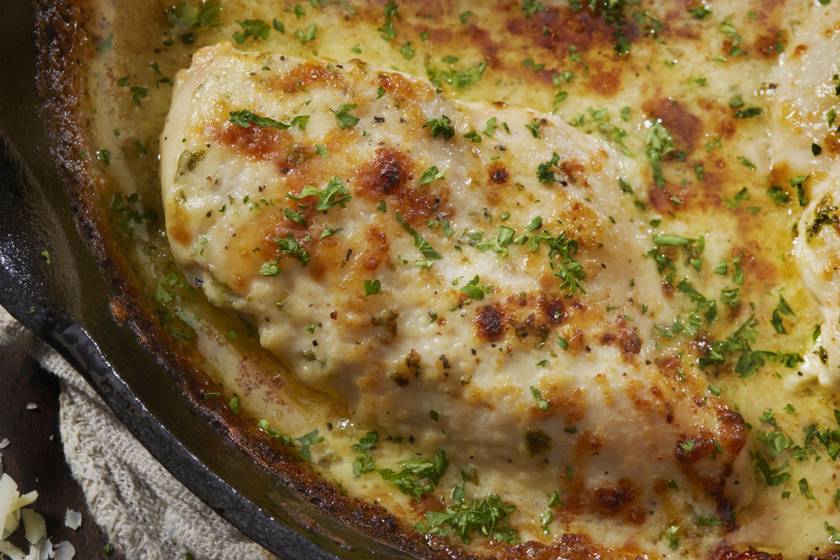 Selymes sajtszószban sült csirkemell: omlós és nagyon finom