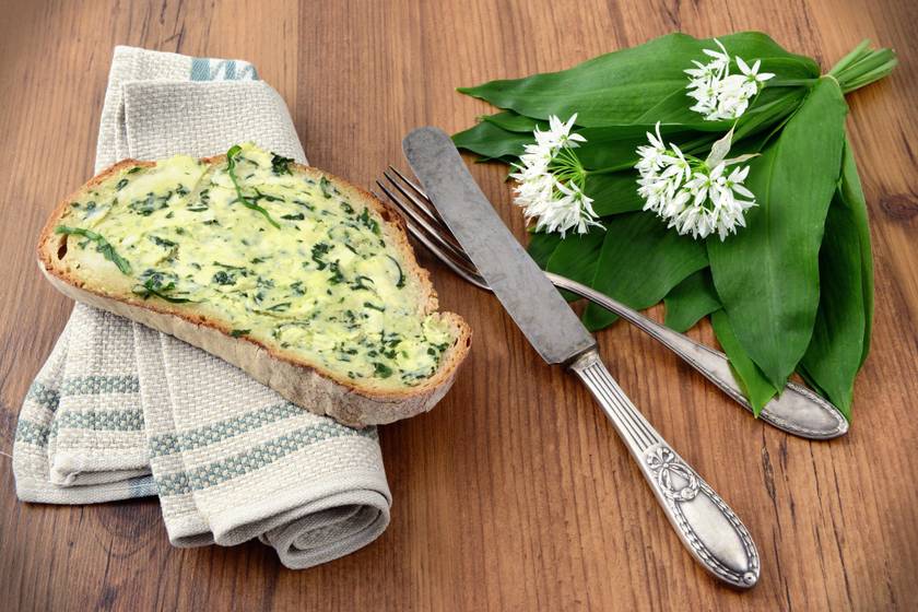 Tavaszi medvehagymás fűszervaj kevés munkával: sajt is kerül a krémbe